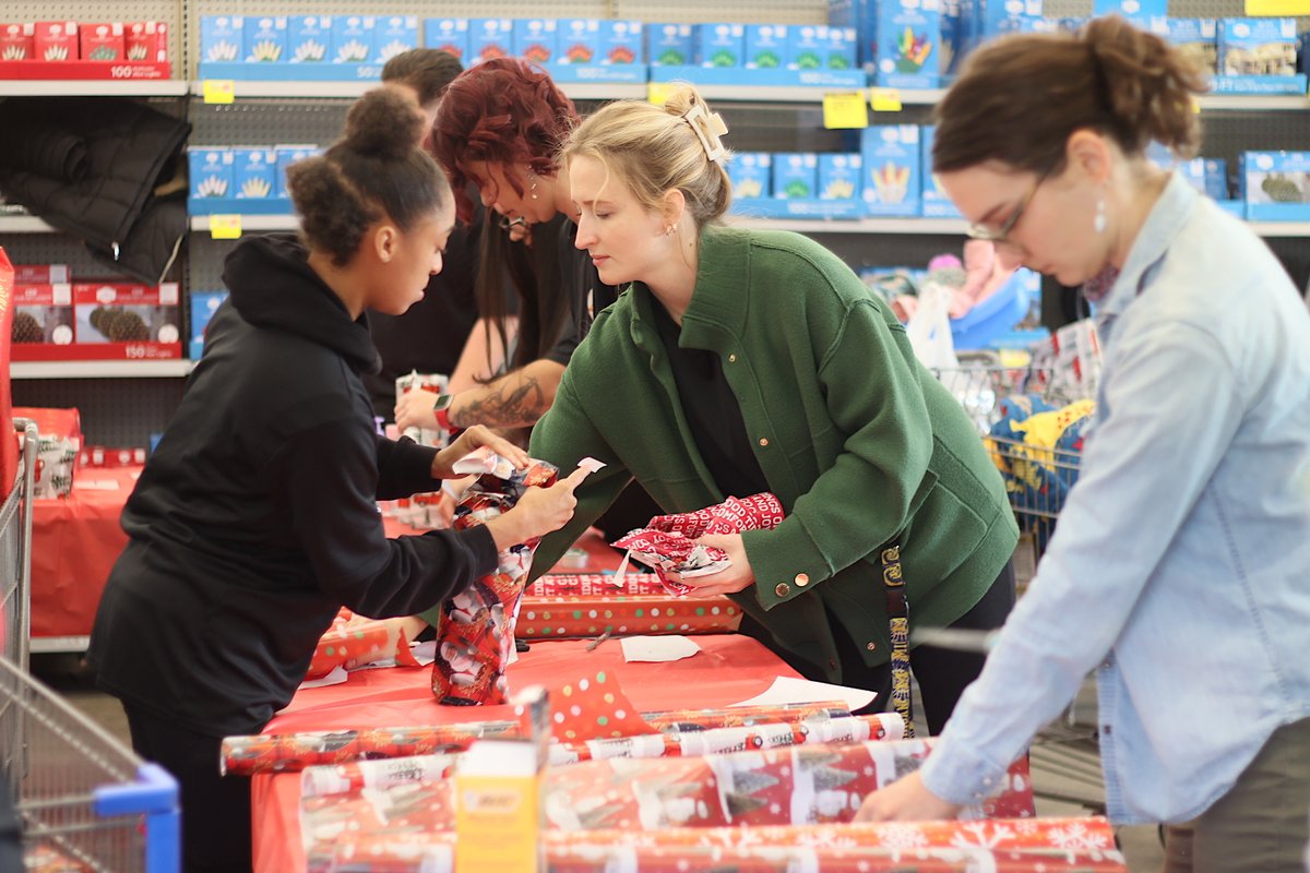 LAHC4's tweet image. LAHC is thrilled to join forces with Walmart and the Teen Infant Parenting Program for our Walmart TIPS event. We filled hearts and homes with joy by gifting Christmas presents to amazing moms and their families! 🎁💖 🛍️🎄 #WalmartTIPS #HolidayHeroes #CommunityCheer