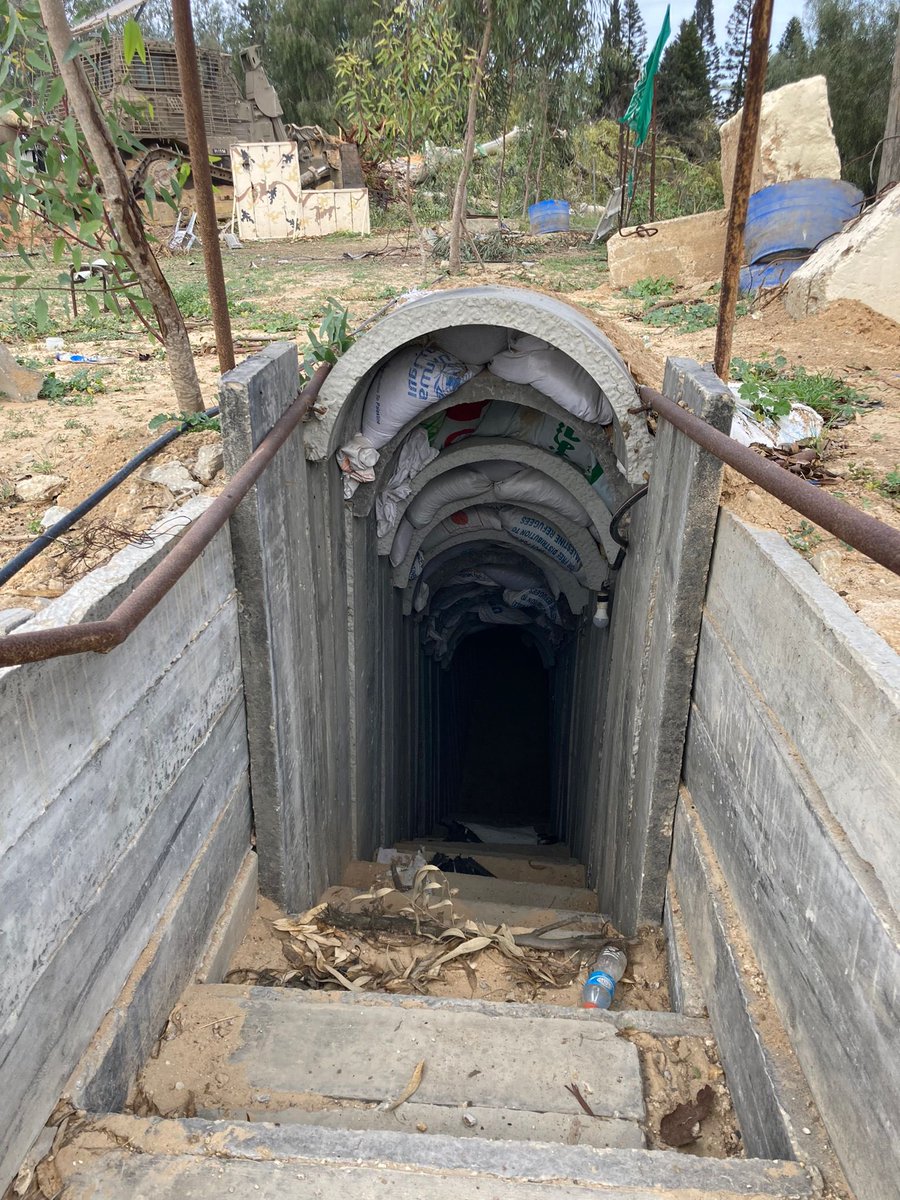 Esta es la entrada de un túnel del #Hamas en el campamento de Bureij, en #Gaza. 

Cientos de kilómetros de túneles construidos en Gaza con toneladas y toneladas de cemento y millones de dólares - todo invertido en terrorismo en lugar de invertirlo en un mejor presente y futuro.