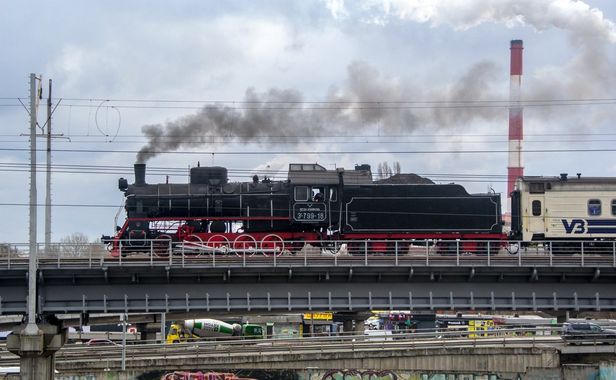 UraSlusar's tweet photo. Steam locomotive Er799-18 with a Christmas train between Kyiv-Pasazhyrsky - Kyiv-Fabolous. Kyiv. 23.12.2023
#Railfan #Trainspotter #RailwayPhotography #steamengine #steamlocomotive #christmas #christmastrain #retrotrain #eisenbahn #dampflok #damoflokomotive #chemindefer #Kyiv https://t.co/kgpJ3Z4HtQ
