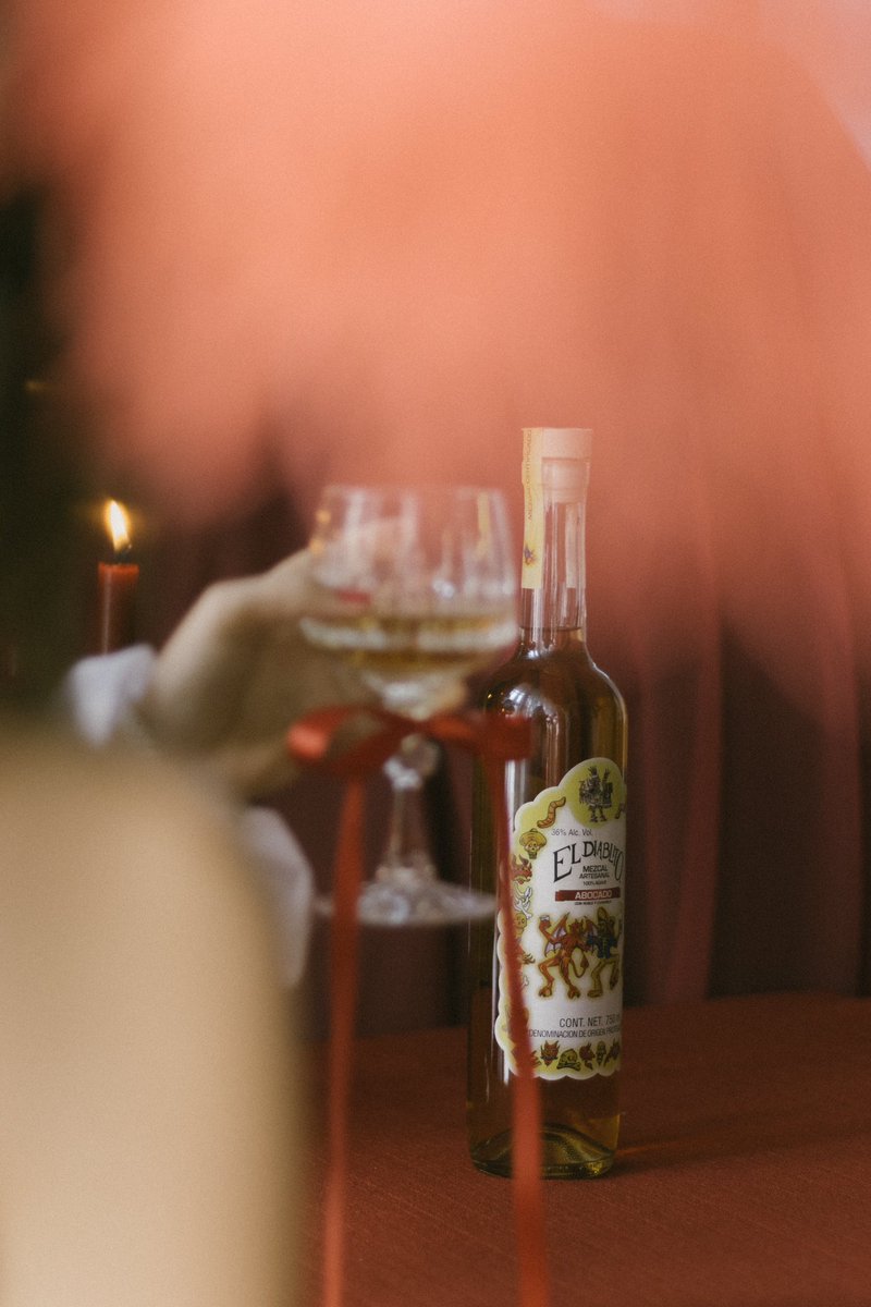 Ya huele a recalentado con #mezcal 😋 #christmas #navidad #gift #holiday #christmastime #navidad🎄 #diciembre #drinks #funtimes #lfl #potd #christmasseason #temporadanavideña #navidad2023 #mezcales #mezcallovers #drink #mezcalitos #gifts #giftideas #buy #buylocal #holidays #Tbt