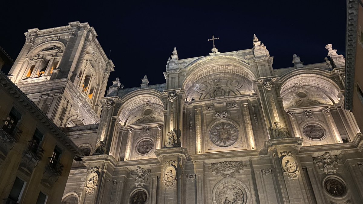 Samuel_MR17's tweet photo. Ante ustedes la catedral de Granada con su iluminación recién estrenada https://t.co/cNSPKCJDw7