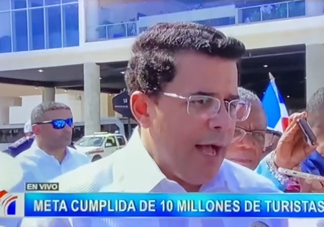 ALBINCEPEDA's tweet photo. Bulto, allante y movimiento 

La meta de 10 millones de turistas no se ha alcanzado. Se registró la llegada de 10 millones de visitantes, abarcando a extranjeros, dominicanos y cruceristas.  

#MetasNoCumplidas #10MMdevisitantesRD
#10MMdeSonrisasRD #10MillonesNosVisitan https://t.co/r3jVJurVFc