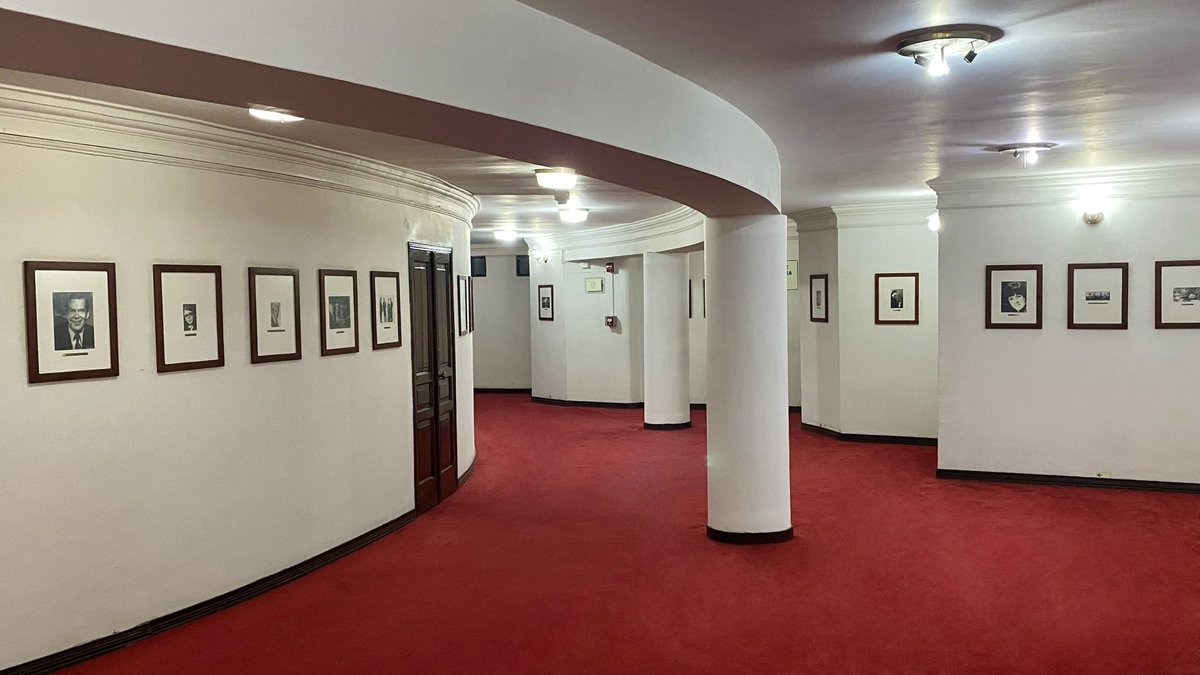TmunicipalCali's tweet photo. ¿Sabías qué?
Contamos con una fascinante instalación fotográfica que adorna los pasillos y palcos de nuestro Teatro Municipal 🎭 Cada imagen cuenta una historia única, sumergiéndonos en la cultura y el arte de los personajes que han pasado por este emblemático escenario ✨ https://t.co/uUaqlM5Jzg