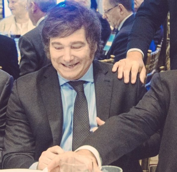BiondiniCesar's tweet photo. En 2011, Techint mudó su domicilio de las Islas Caimán a Luxemburgo. En el balotaje, Paolo Rocca (dueño del holding) aportó $ 20 millones a LLA. Ahora, Milei incluyó en la convocatoria a sesiones extraordinarias del Congreso el tratamiento de un convenio especial para otorgar una inexplicable exención impositiva total a empresas luxemburguesas. ¿El único beneficiario? Techint. La casta sí la ve.