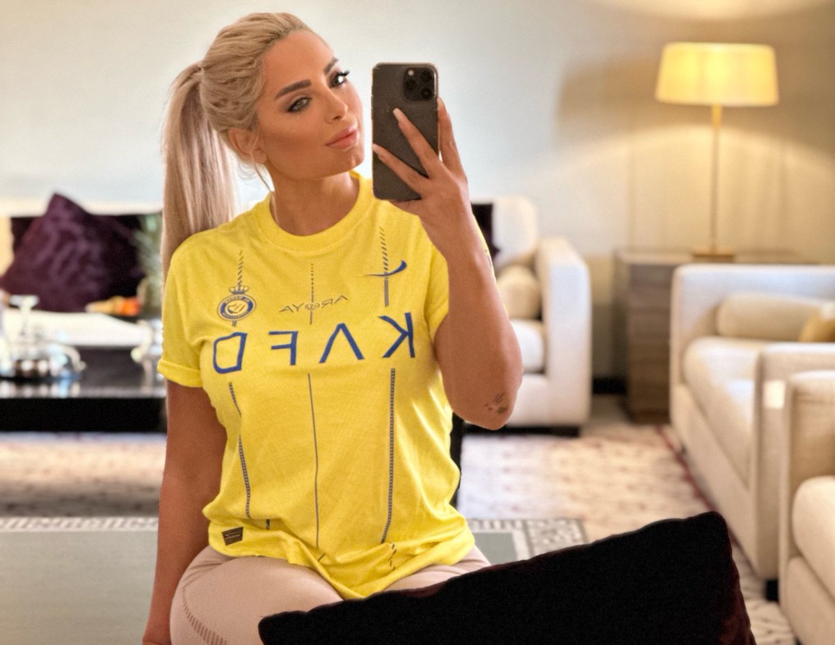 MaiHelmy's tweet photo. اسمه عالمي ولقبه عالمي والي مش عجبه يسأل جستينيه عالمي ولا مش عالمي 😄
مبروك فوز العالمي بالخمسه #النصر_ا��اتحاد https://t.co/Ekn5yV00kA