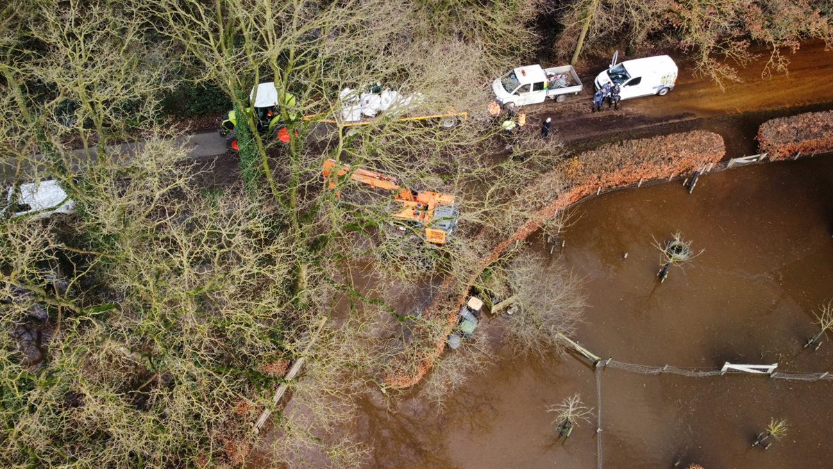 Vechtstromen's tweet photo. De hoeveelheid water die we af moeten voeren en de overlast neemt toe. Morgen komt vrijwillige dijkwacht in actie langs de Vecht.

Onze medewerkers blijven er alles aan doen om het vele water in goede banen te leiden en zo snel mogelijk af te voeren. 
https://t.co/JkDtGhdnka https://t.co/MbA8Xt3Jqf