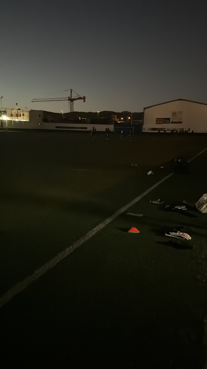 Nuestro primer equipo de 2 RFEF en el día de hoy entrenando sin luz y tener que suspender el entrenamiento por motivos de nuestros amigos de <a href="/NuevaCanariaSBT/">NuevaCanarias SBT</a> que son los que gestionan el estadio del Eleuterio Valeron molestamos y mucho en este municipio <a href="/Maspalomas/">Maspalomas</a> <a href="/AytoSBT/">SanBartolomeTirajana</a>