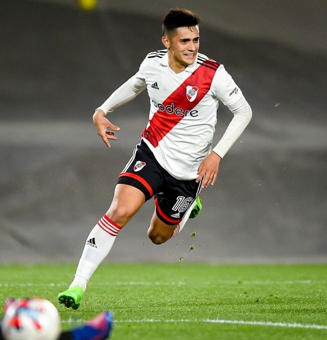 frabigol's tweet photo. 12 goles y 11 asistencias en 2023, la mayoria entrando desde el banco. Los numeros de Pablo Cesar Solari son un escandalo. Tienen que paciencia con el pibe, tiene solo 22 años. No lo vendo ni a palos, será pieza clave en el River de 2024. https://t.co/UaHW3FRPFE
