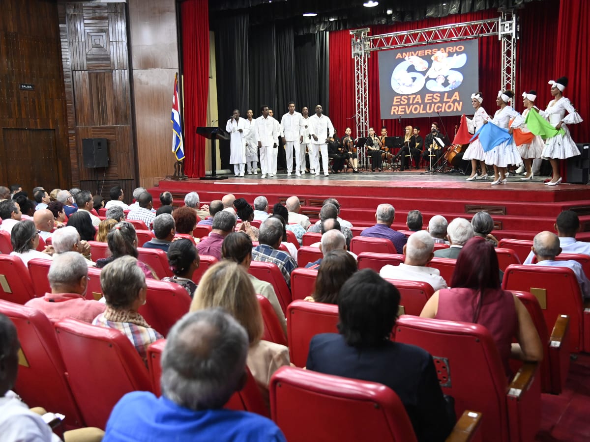 La conmemoración del aniversario 65 del triunfo de la Revolución por los cuadros y trabajdores del Comité Central fue el momento idóneo para reconocer a trabajadores, áreas y departamentos por su destacada contribución al cumplimiento de las labores asignadas. #EstaEsLaRevolución