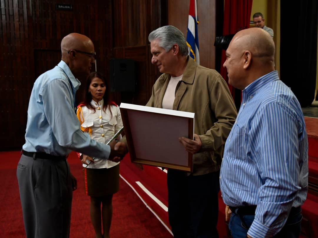 PartidoPCC's tweet photo. La conmemoración del aniversario 65 del triunfo de la Revolución por los cuadros y trabajdores del Comité Central fue el momento idóneo para reconocer a trabajadores, áreas y departamentos por su destacada contribución al cumplimiento de las labores asignadas. #EstaEsLaRevolución https://t.co/syAIoEkIJE