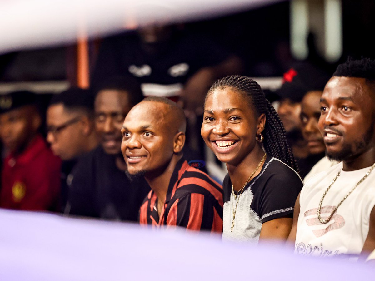 azamtvtz's tweet photo. WANYAMA WAMERUDI MJINI:  Wachezaji wa kandanda Kibwana Shomari, Aisha Masaka na Kelvin Sabato Kongwe wameifuata burudani ya masumbwi hapa Ubungo Plaza.

Tuko LIVE #AzamSports3HD

(Picha na @allymuftiTZ )

#WanyamaWamerudiMjini #BoxingDay #VitasaNight #BoxingOnBoxingDay https://t.co/jb4ajgd0f9