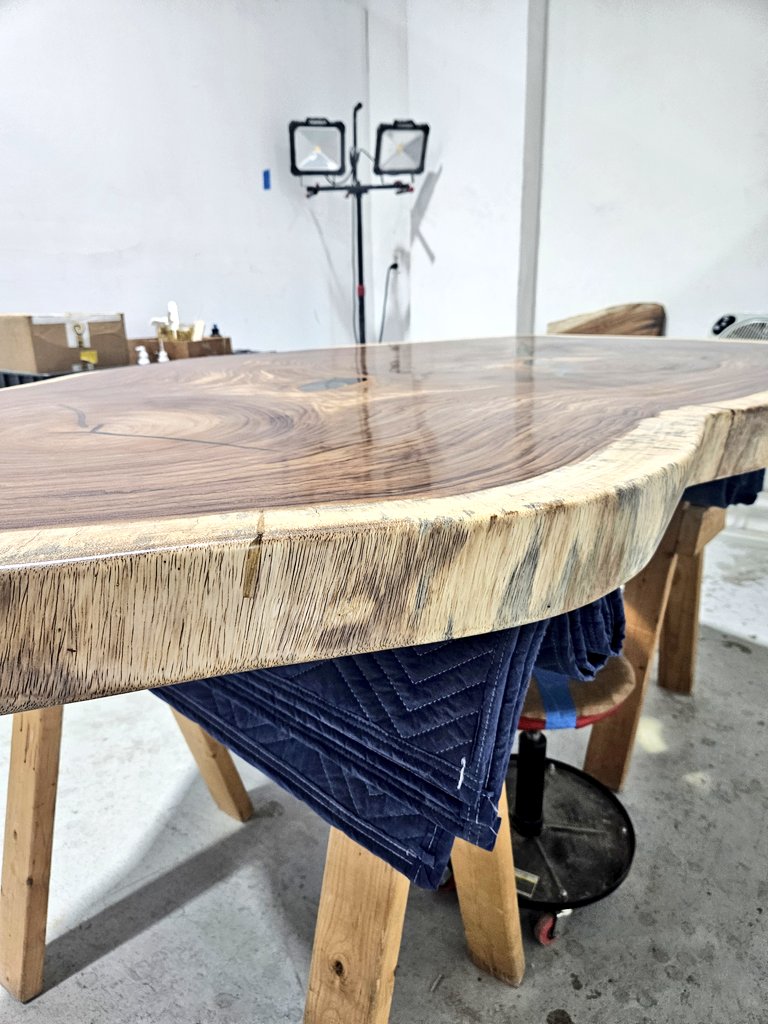 It's that time of the year again. The last project I worked on was this gorgeous looking round. I had to do it justice, so I took it to 4k grit! This makes ~76 rounds I've done, in over 2yrs. 😲😍

Thank you all for being w/me on this crazy journey. See you in 2024!🐻💙
#woodwork