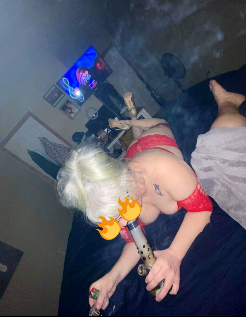 funforus1010's tweet photo. Just hanging out wanting to get stoned and then boned! Who wants to fuck me share and like! https://t.co/CDs4lw8AYx