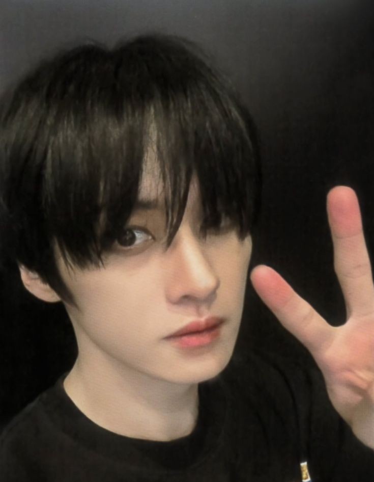 . . . ⇢ ˗ˏˋ [𝐌𝐈𝐍𝐇𝐎 𝐀𝐒 𝐀 𝐄𝐌𝐎 𝐁𝐎𝐘]
.
.
a thread     .       .      .      .      .      .      ←