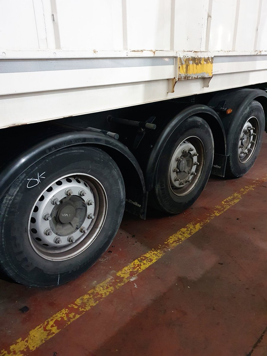 trucksttesmundo's tweet photo. Arrancamos la ultima semana del año #ramonruiztalleres #passion❤️ #trucks #reparando #camiones #semirremolques #lcv #tacografos #tallerAlltrucks #talleralltrucksfleet #RedAlltrucks #NII #AP2 #SalidaAlfajarin #AreaServicioRausan #alfajarin #Zaragoza https://t.co/1LXu6YcLoM