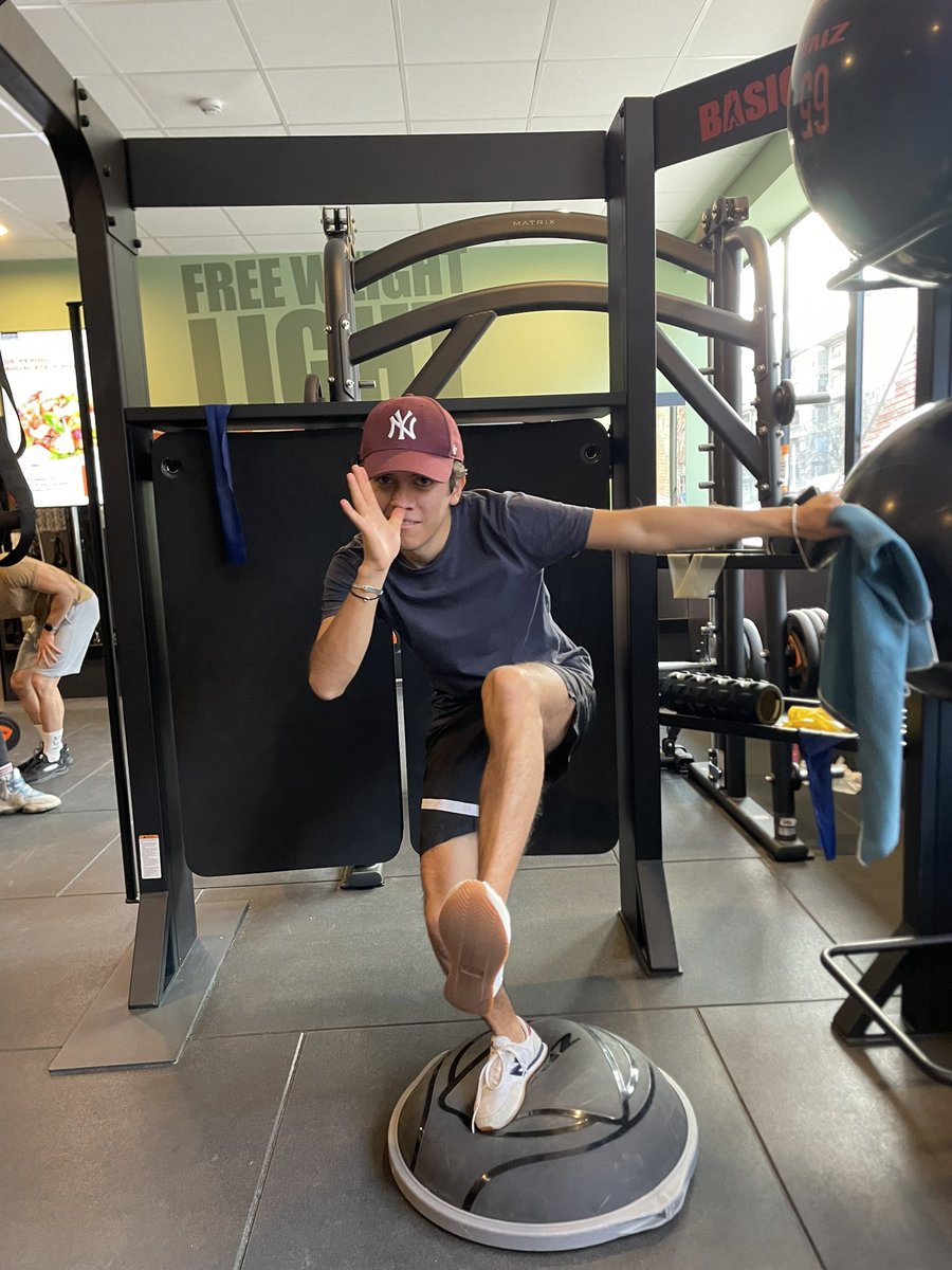 Alexhrndz's tweet photo. Gym partner 🤍🏋️ https://t.co/6evnCYT2q6