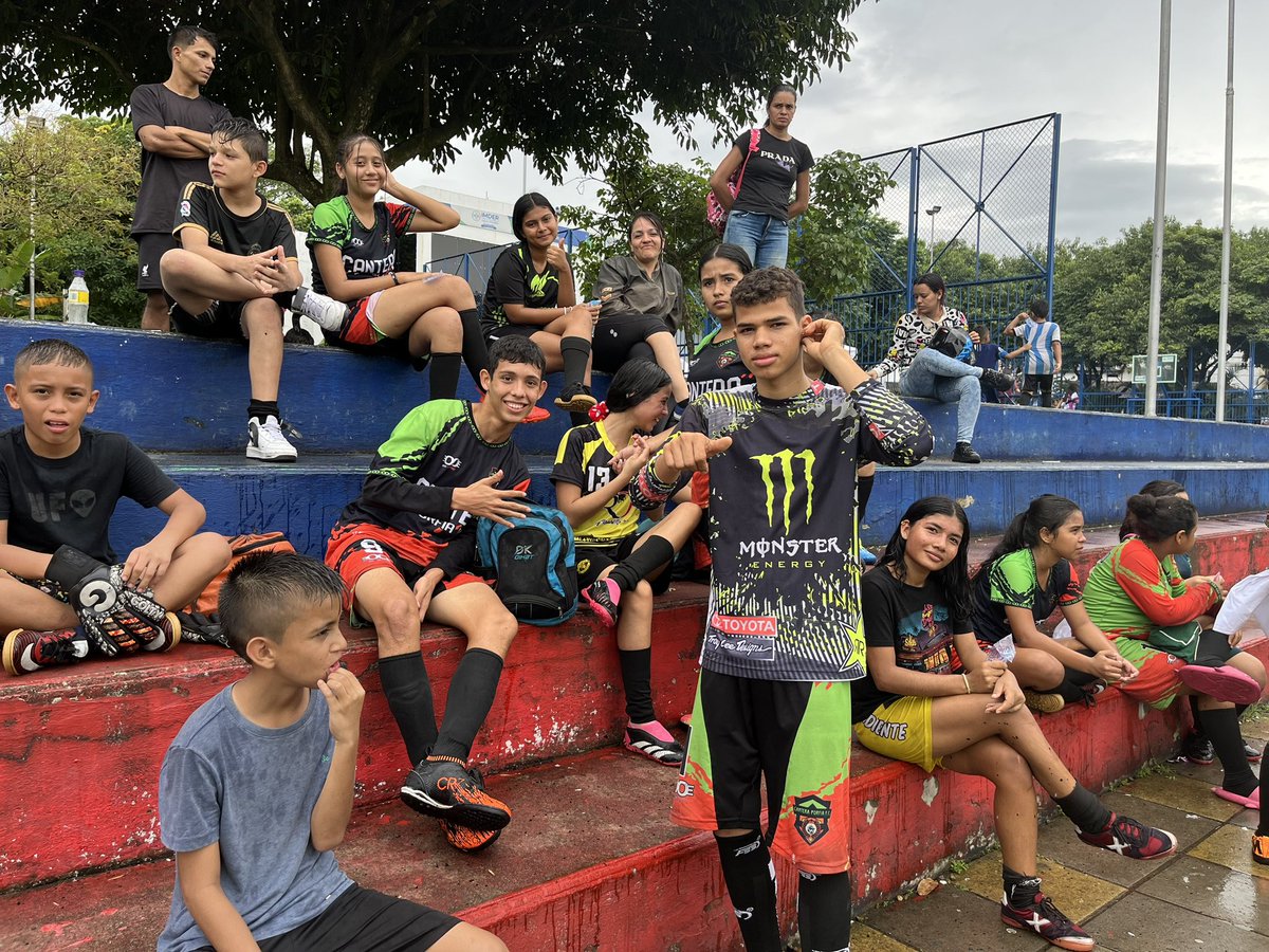 villavoimder's tweet photo. 🌟 Con gran emoción vivimos las finales del campeonato Inter-escuelas de fútbol del IMDER.

Agradecemos a todos los niños, niñas y jóvenes de la ciudad que han sido parte de este tiempo de trabajo y dedicación. 💙

Hoy la premiación será grandiosa, ¡llena de muchas sorpresas! 🏆 https://t.co/xrJYfF9ZuN