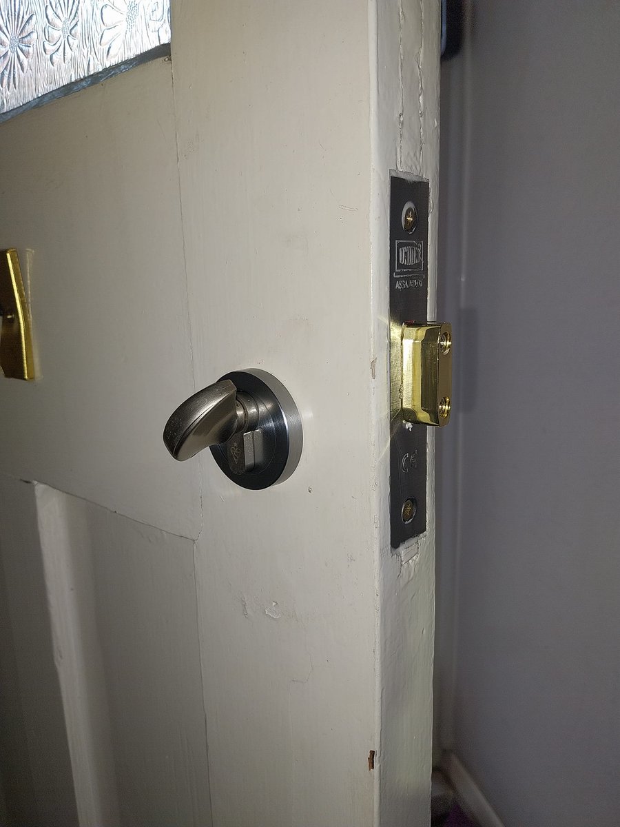 Property needed to be fire safe. We were happy to change the locks from a non fire safe lock to a fire safe lock. 
This can be opened internally without needing a key, ensuring quick escape in a fire.
smslocksmith.co.uk 

#Locksmiths #Christmas #London #putney #Kensington