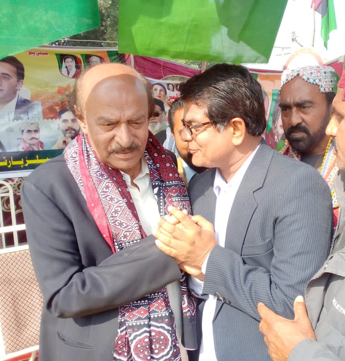 AltafKandhro1's tweet photo. پاڪستان پيپلزپارٽي سنڌ جي صوبائي صدر سيئٽر محترم نثار احمد کهڙو صاحب ڪئمپ تي خوشگوار موڊ ۾ ملاقات دوران https://t.co/k1jhqDoyqO