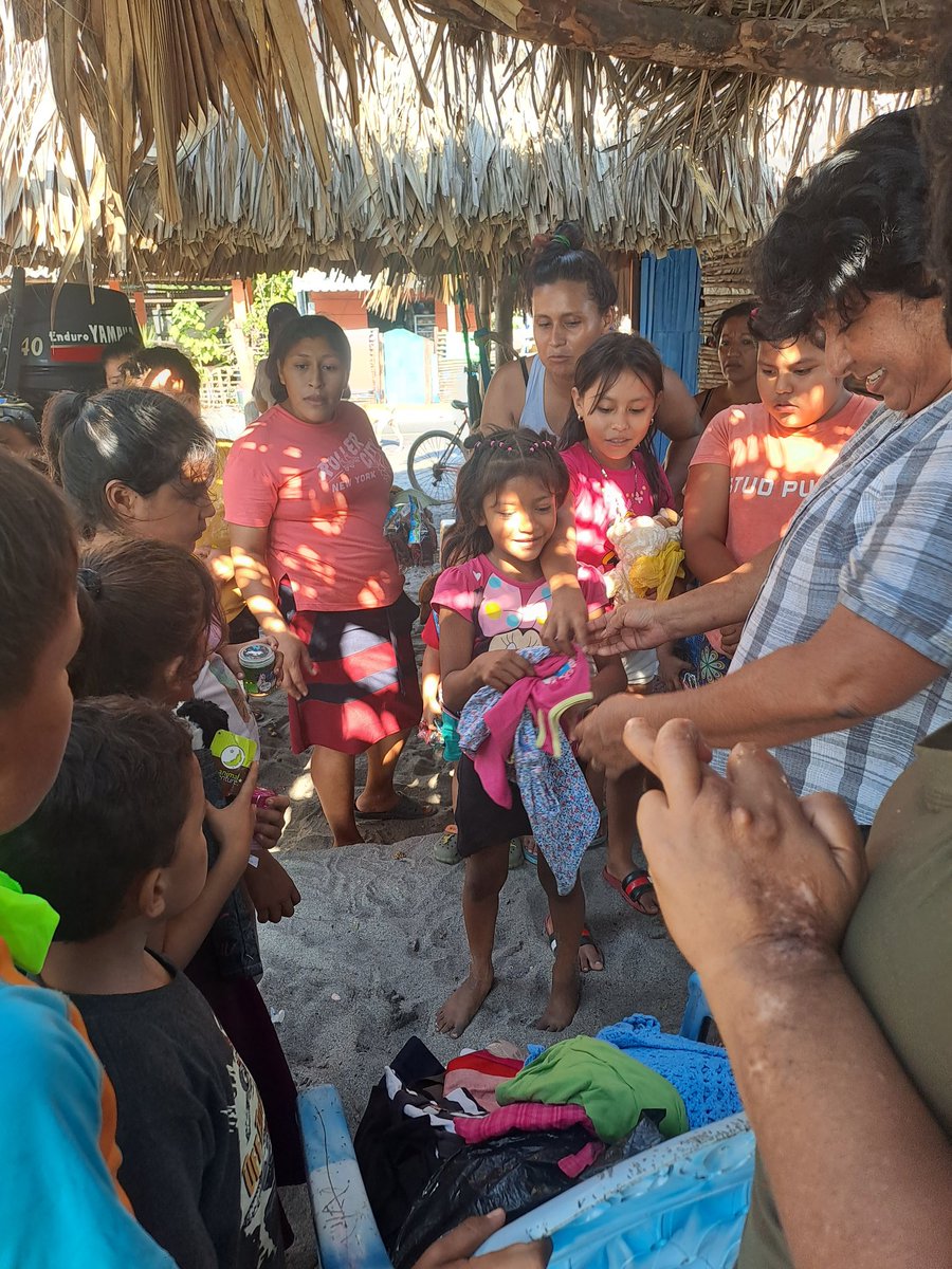 Junto a <a href="/AsistedcosOrg/">Fundación ASISTEDCOS</a> convivimos en una tarde de regalos, piñatas y alegría con niños de playa el pimental❤️ 🇸🇻