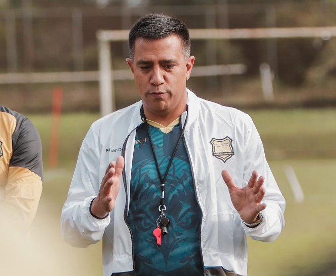 César Farías, posible entrenador de <a href="/Universitario/">Universitario</a> usó muchas veces el sistema 5-3-2 en sus últimos dos equipos. Tiene versatilidad táctica y ha alternado con el 4-3-3. Fue campeón con Aucas en Ecuador en 2022 y fue líder invicto del Clausura 2023 en Colombia con Águilas Doradas.