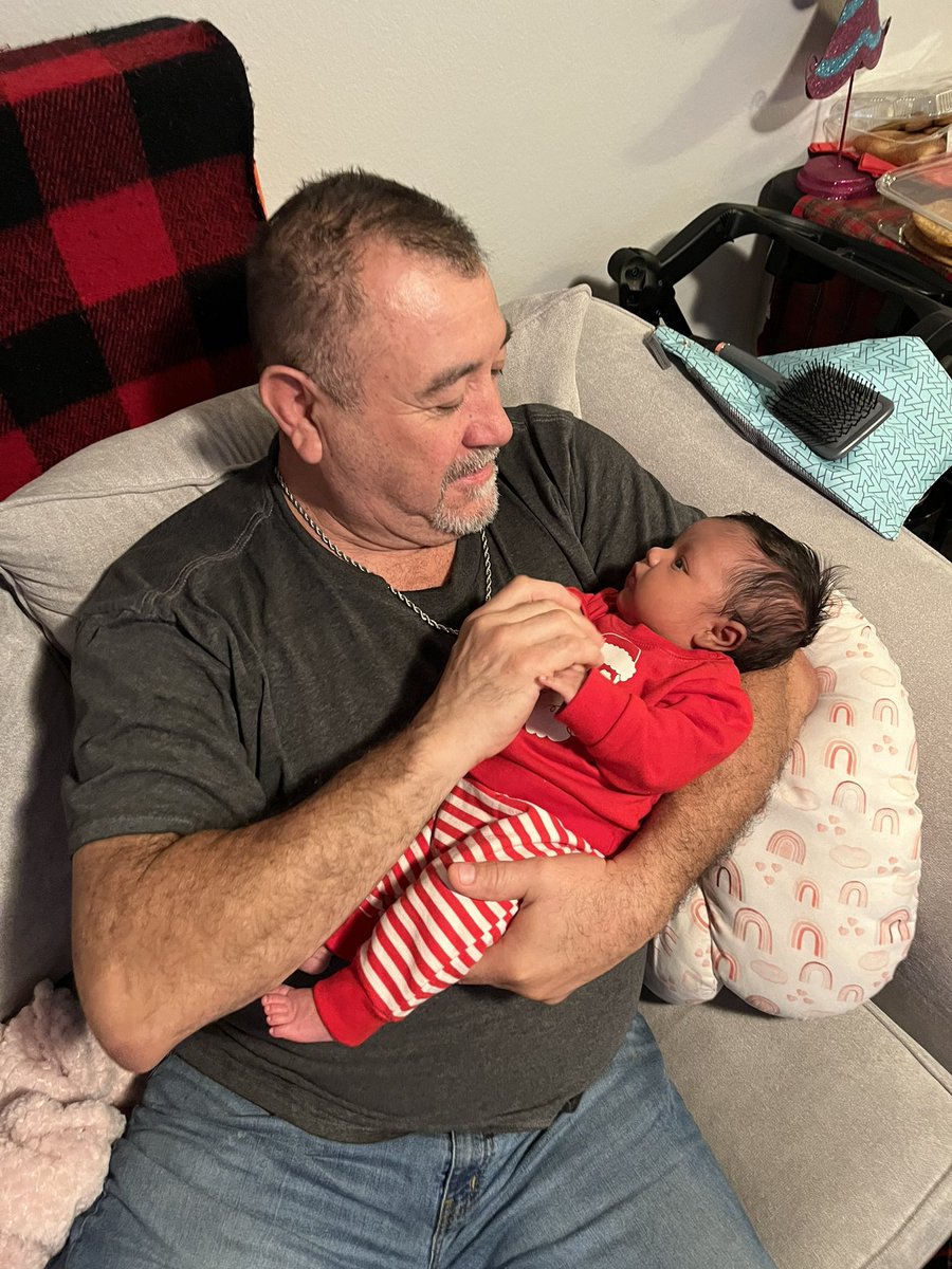 cvrdz13's tweet photo. Elena’s first Christmas🎄🎁🤎#1Month https://t.co/KWuMjkTRvI