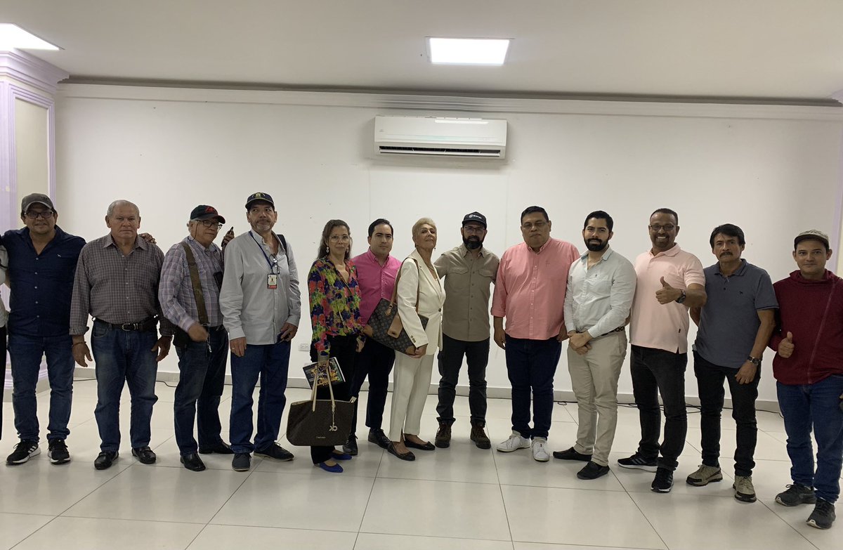andrescamachom_'s tweet photo. En Barranquilla continúa el trabajo junto a usuarias y usuarios de energía eléctrica. 

En reunión con la Asamblea Atlántico, ratifiqué el compromiso de este Gobierno del Cambio para trabajar de manera conjunta y encontrar la ruta hacia la solución de la problemática de las altas tarifas del servicio de energía en el Caribe colombiano.

Acordamos la socialización del borrador de la Ley de Servicios Públicos, una herramienta para encontrar la justicia tarifaria que hoy exigen las comunidades más afectadas.

Energía⚡️del Cambio