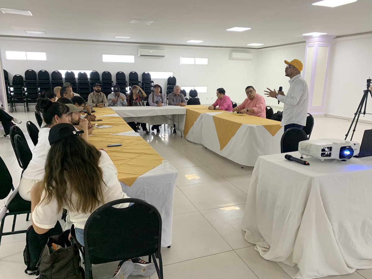 andrescamachom_'s tweet photo. En Barranquilla continúa el trabajo junto a usuarias y usuarios de energía eléctrica. 

En reunión con la Asamblea Atlántico, ratifiqué el compromiso de este Gobierno del Cambio para trabajar de manera conjunta y encontrar la ruta hacia la solución de la problemática de las altas tarifas del servicio de energía en el Caribe colombiano.

Acordamos la socialización del borrador de la Ley de Servicios Públicos, una herramienta para encontrar la justicia tarifaria que hoy exigen las comunidades más afectadas.

Energía⚡️del Cambio