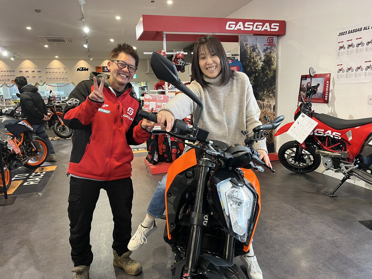 umeumegoo's tweet photo. 先日、嫁さんがKTMオーナーになりました♪
KTM柏さんはとても素敵なお店です😊❣️
#ktmduke250
#KTM柏
#藤原克明選手 https://t.co/NguC6ecwX8