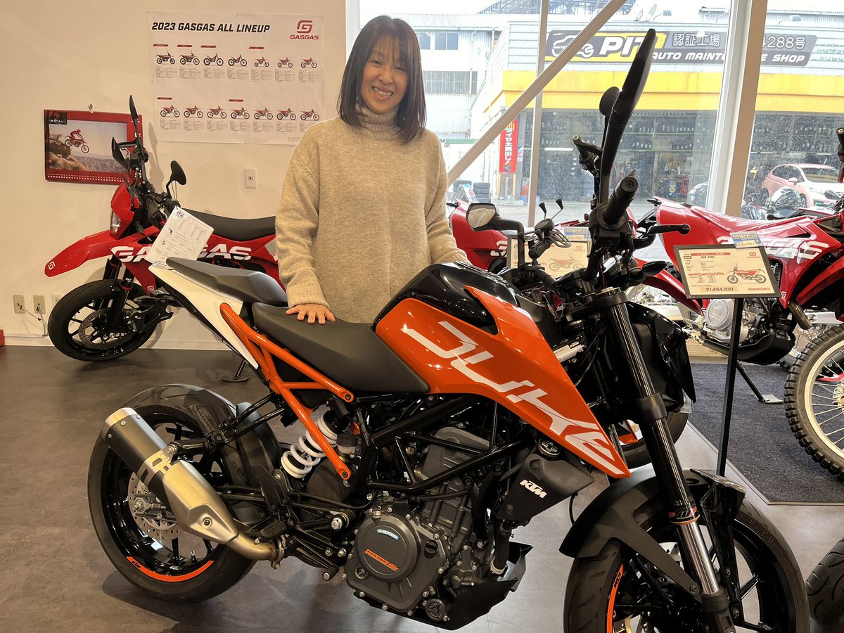 umeumegoo's tweet photo. 先日、嫁さんがKTMオーナーになりました♪
KTM柏さんはとても素敵なお店です😊❣️
#ktmduke250
#KTM柏
#藤原克明選手 https://t.co/NguC6ecwX8