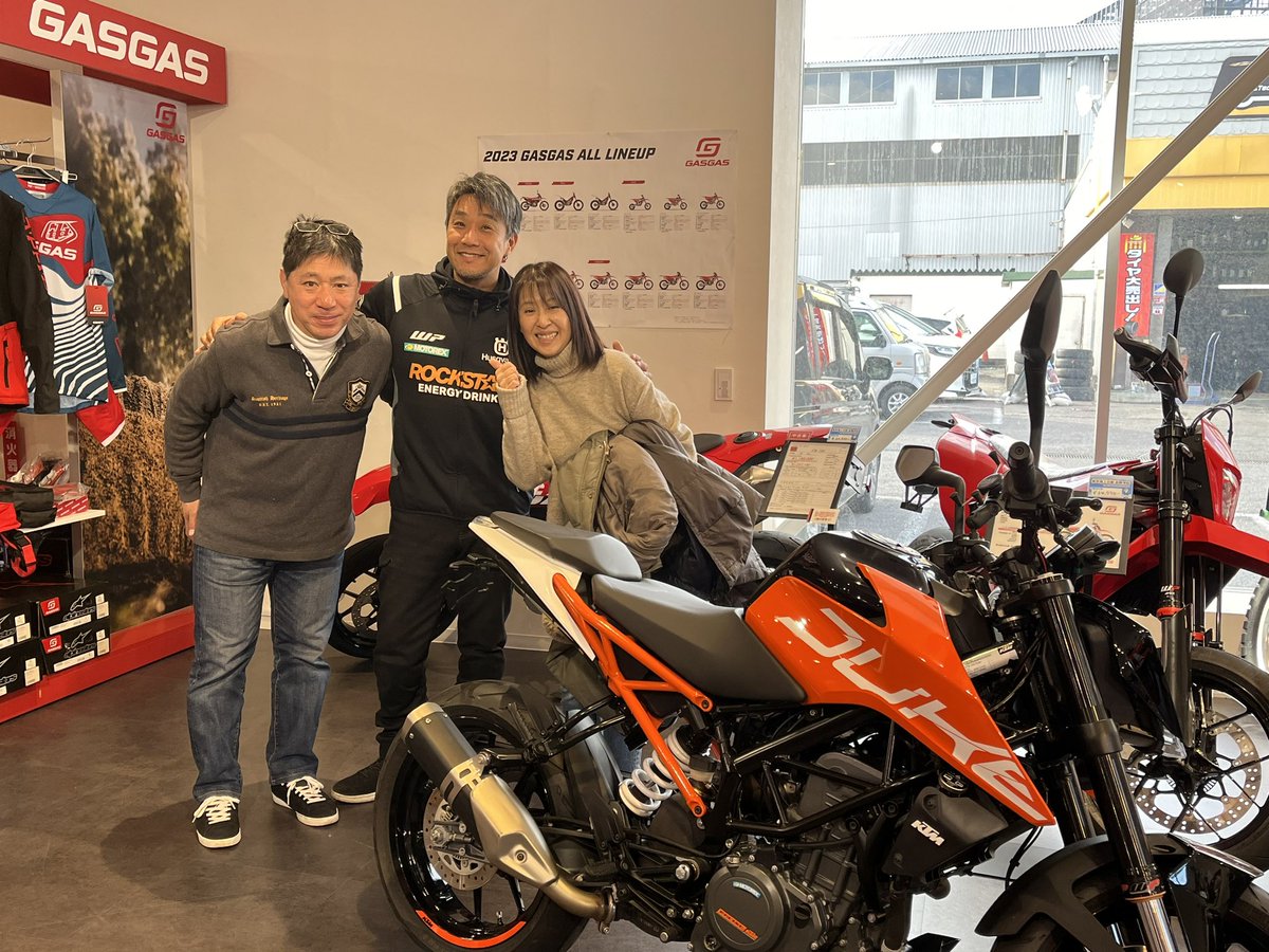 umeumegoo's tweet photo. 先日、嫁さんがKTMオーナーになりました♪
KTM柏さんはとても素敵なお店です😊❣️
#ktmduke250
#KTM柏
#藤原克明選手 https://t.co/NguC6ecwX8