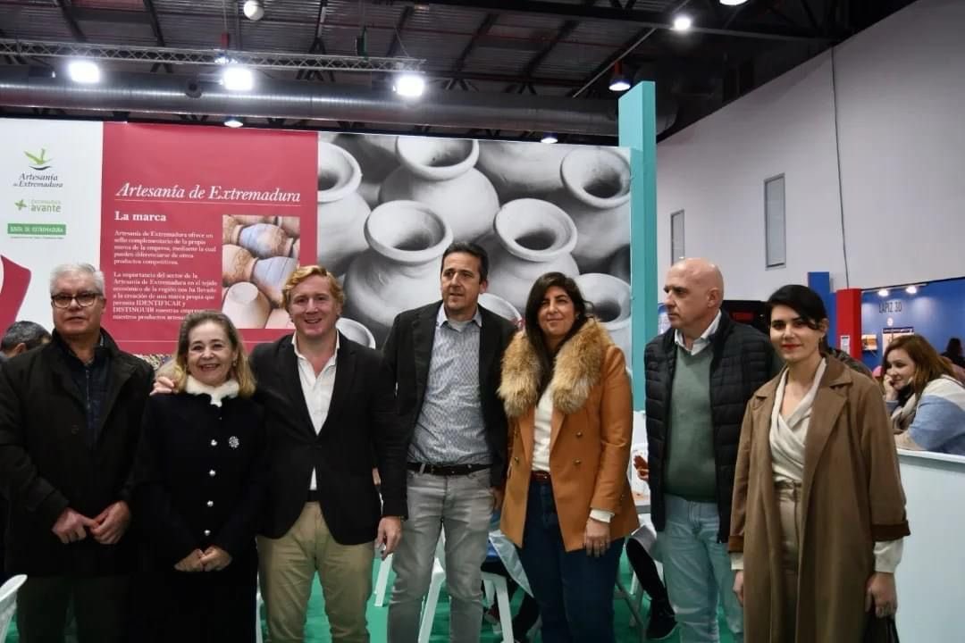 econoempleoEXT's tweet photo. El secretario general de Economía, Empresa y Comercio, @vicpiriz1975, ha participado en la inauguración de la 33ª edición de #Iberocio, la Feria de la Infancia y la Juventud de #Extremadura
✅ Hasta el 30 de diciembre en #IFEBA
➡️ Más de 100 actividades durante cinco días. https://t.co/Dal6OHHlln