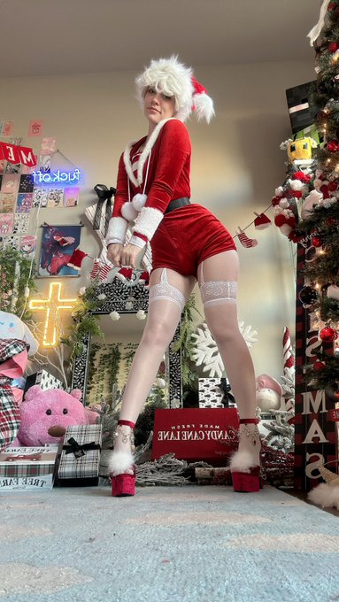 Christmas was very busy so I had to AFK but how was everyone&rsquo;s holiday? :3 https://t.co/mhvvkvEKFS