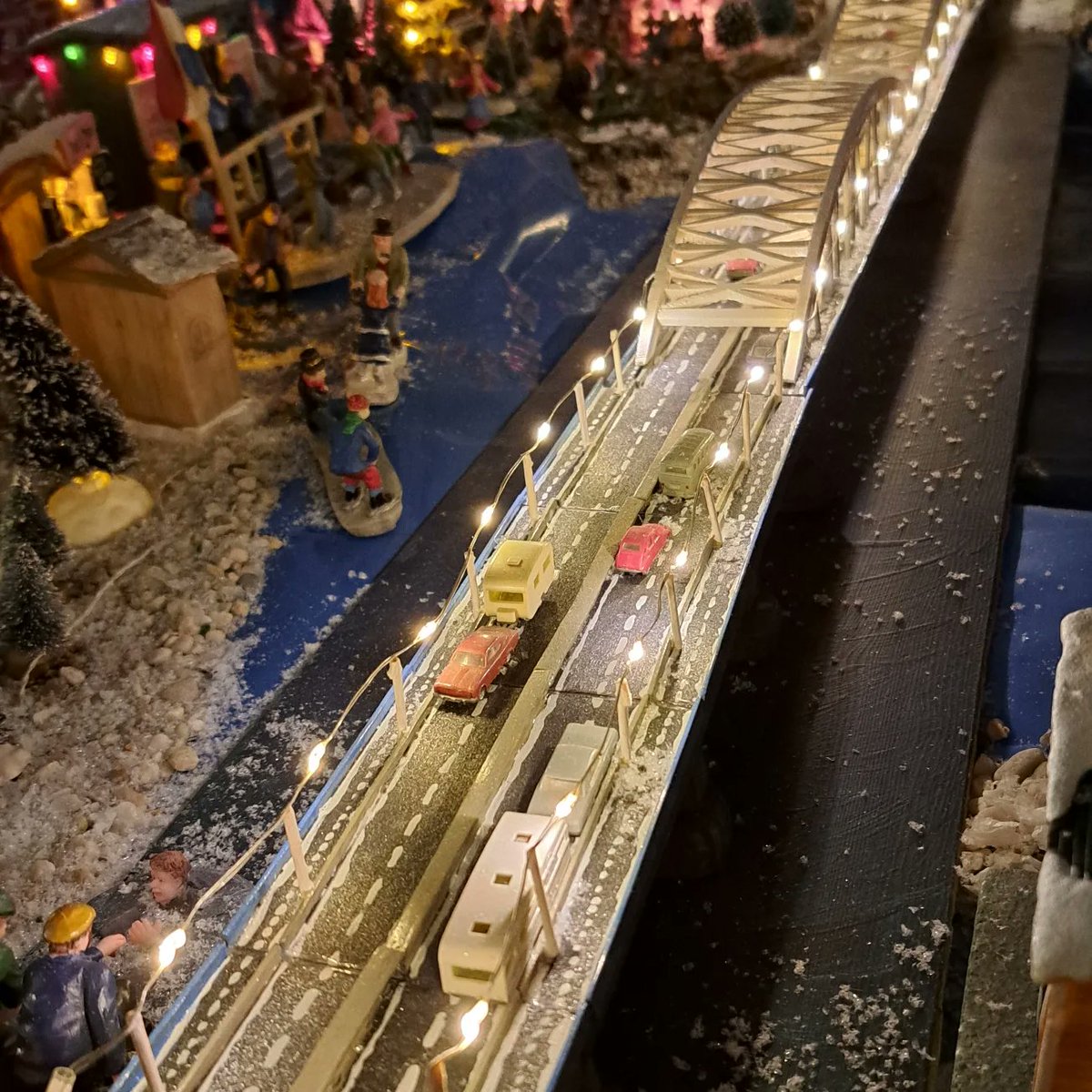 merwedebruga27's tweet photo. ππΌπππ| Ook ben ik te bewonderen in het miniatuur...
#kerstdorp #Merwedebrug #a27 https://t.co/QAYkOoT1hr