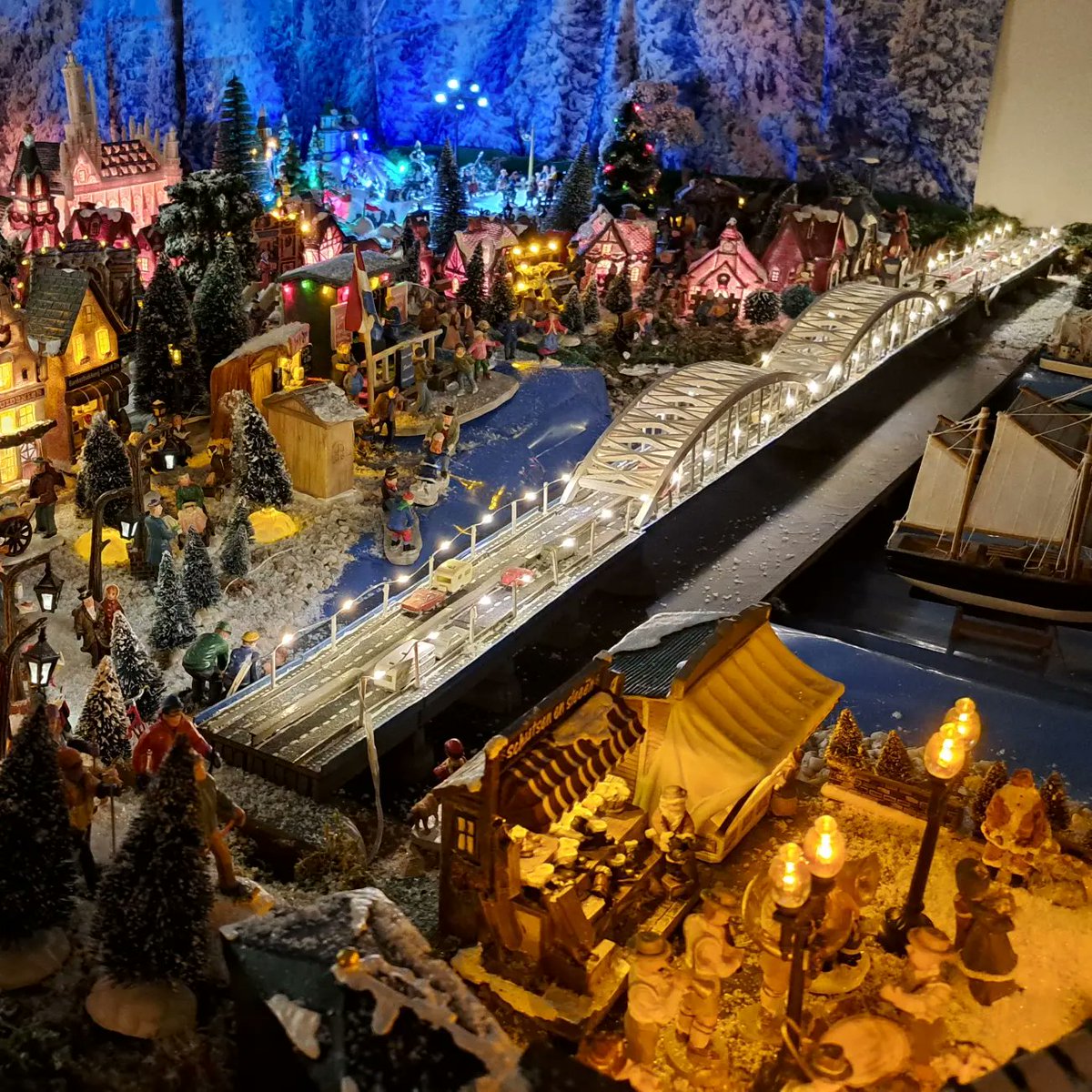 merwedebruga27's tweet photo. ππΌπππ| Ook ben ik te bewonderen in het miniatuur...
#kerstdorp #Merwedebrug #a27 https://t.co/QAYkOoT1hr