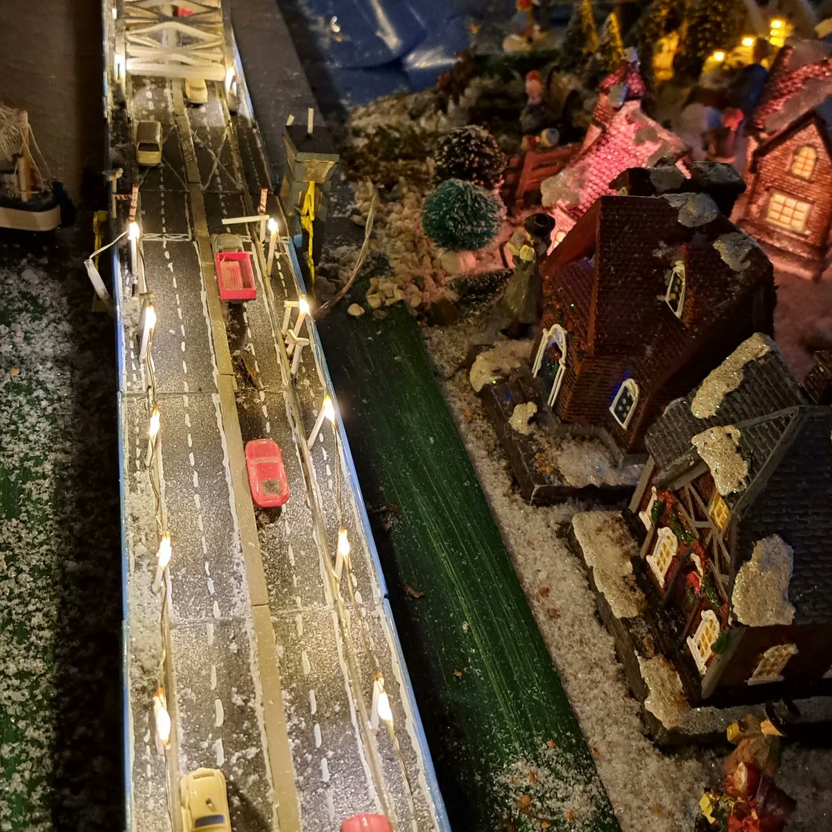 merwedebruga27's tweet photo. ππΌπππ| Ook ben ik te bewonderen in het miniatuur...
#kerstdorp #Merwedebrug #a27 https://t.co/QAYkOoT1hr