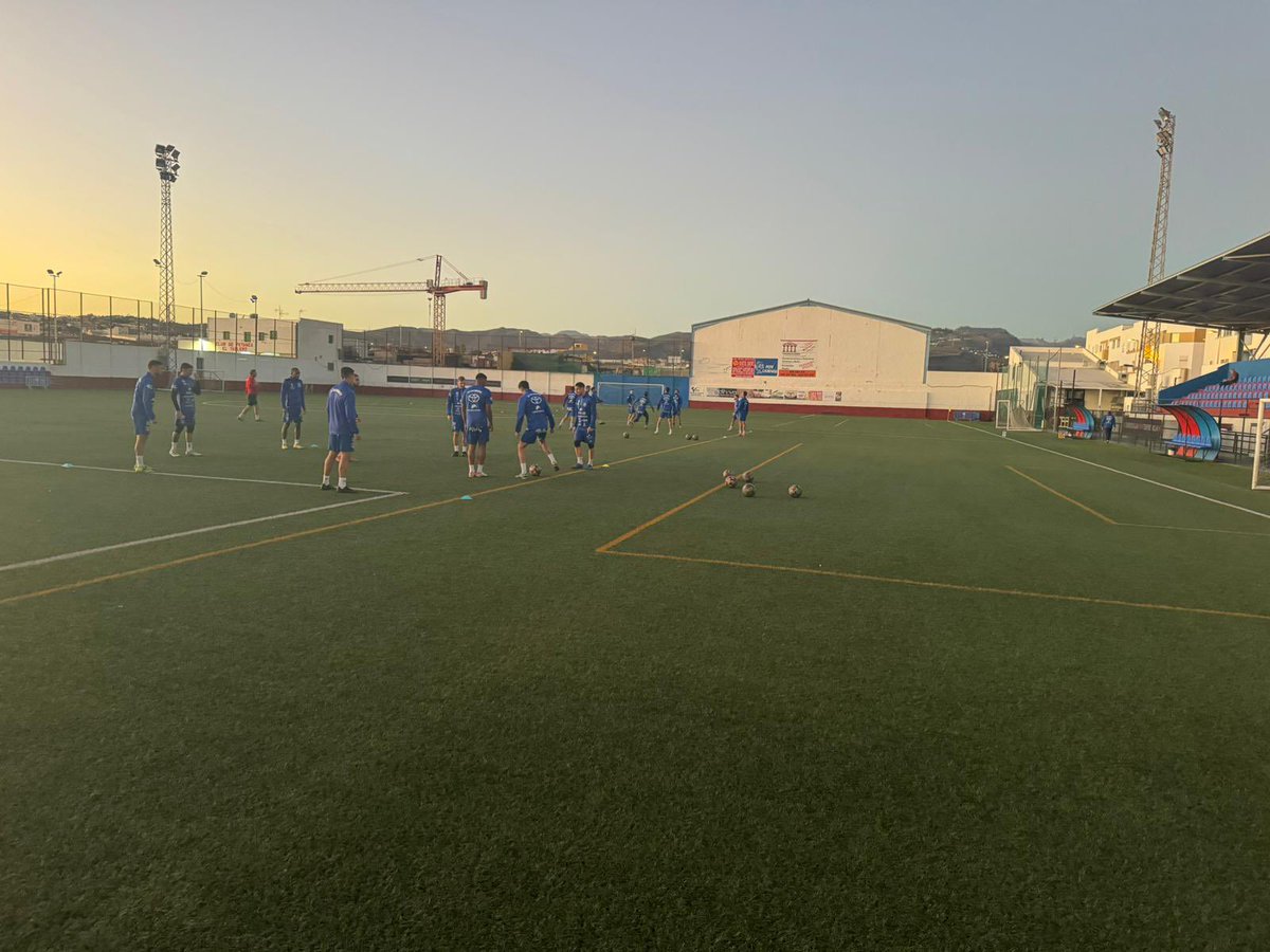 ❗️ Nuestro primer equipo se ha ejercitado hoy en el Campo Municipal Eleuterio Valerón sin iluminación en ninguna de las torretas. 

▪️ Hemos intentado buscar solución a este imprevisto pero no hemos encontrado respuesta de los responsables de la instalación y del <a href="/AytoSBT/">SanBartolomeTirajana</a>