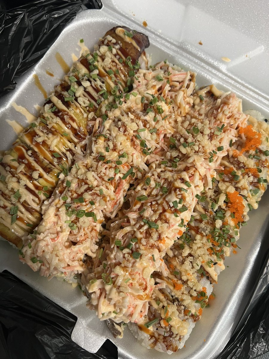 Mi esposa está en huelga no quiere cocinar, pero bien que llamo y mandó hacer sushis 🍣 🍱 <a href="/Jlimary/">Jeanny L</a>