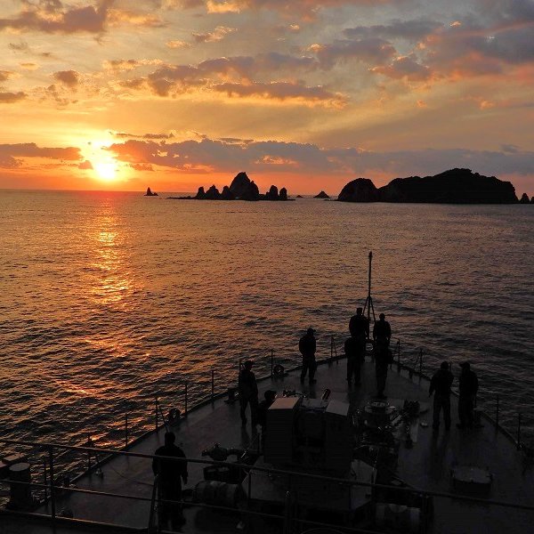 JMSDF_A_MF_HQ's tweet photo. #朝日🌅
#逆光👥
#掃海艦あわじ
#MSO304
#掃海艇ひらしま
#MSC601 https://t.co/72CfcDIYQk