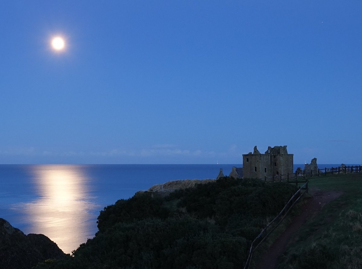 Full moon at Dunnottar Castle tonight #castle @castledunnottar #stonehaven @visitabdn @VisitScotland