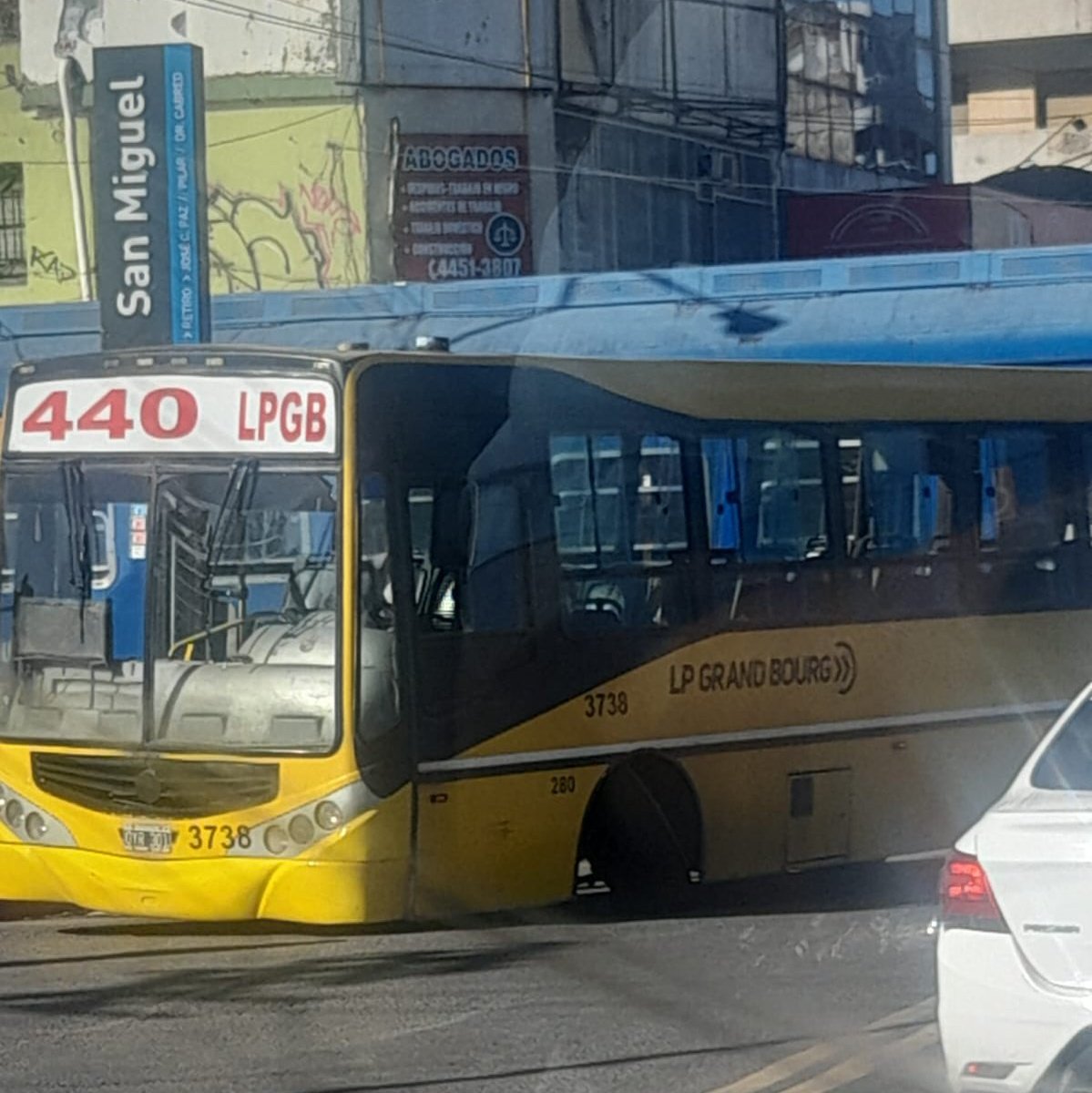 jotaleonetti's tweet photo. COLECTIVO PERDIÓ UNA RUEDA AL CRUZAR LAS VÍAS
Fue en Avenida Balbin y cruce del #TrenSanMartin, en la estación San Miguel.
https://t.co/LjWd3dIZ2b https://t.co/Cr9XJWoOT4