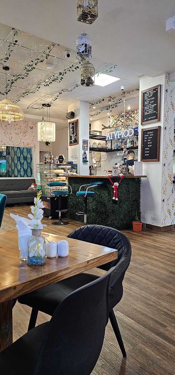 BlandonJose's tweet photo. Después de ir a #EsaFlacaRica, cruce a #Atypico, que lo había visto recomendado en un tik tok, para conocer el sitio. Buen ambiente y un buen frappe y café. 

Cada vez que camino la Vía Argentina y sus alrededores, me pregunto qué calle están viendo los que dicen que la misma esta arruinada y con todos los negocios cerrados.
