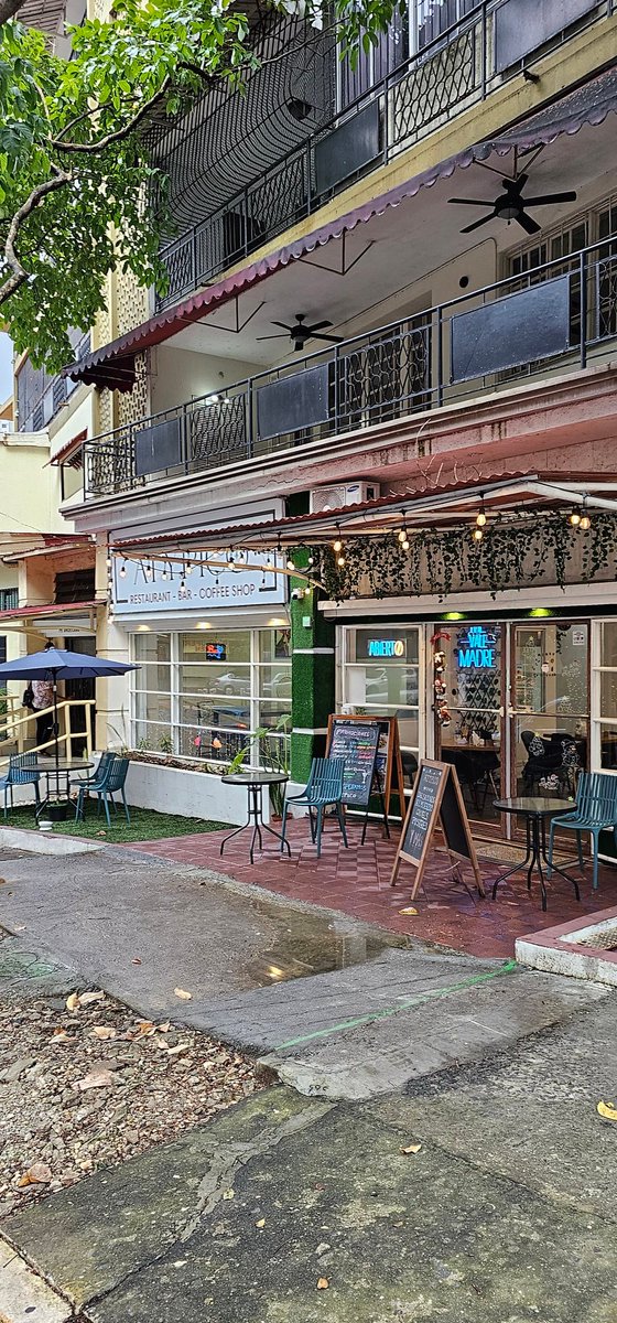 BlandonJose's tweet photo. Después de ir a #EsaFlacaRica, cruce a #Atypico, que lo había visto recomendado en un tik tok, para conocer el sitio. Buen ambiente y un buen frappe y café. 

Cada vez que camino la Vía Argentina y sus alrededores, me pregunto qué calle están viendo los que dicen que la misma esta arruinada y con todos los negocios cerrados.