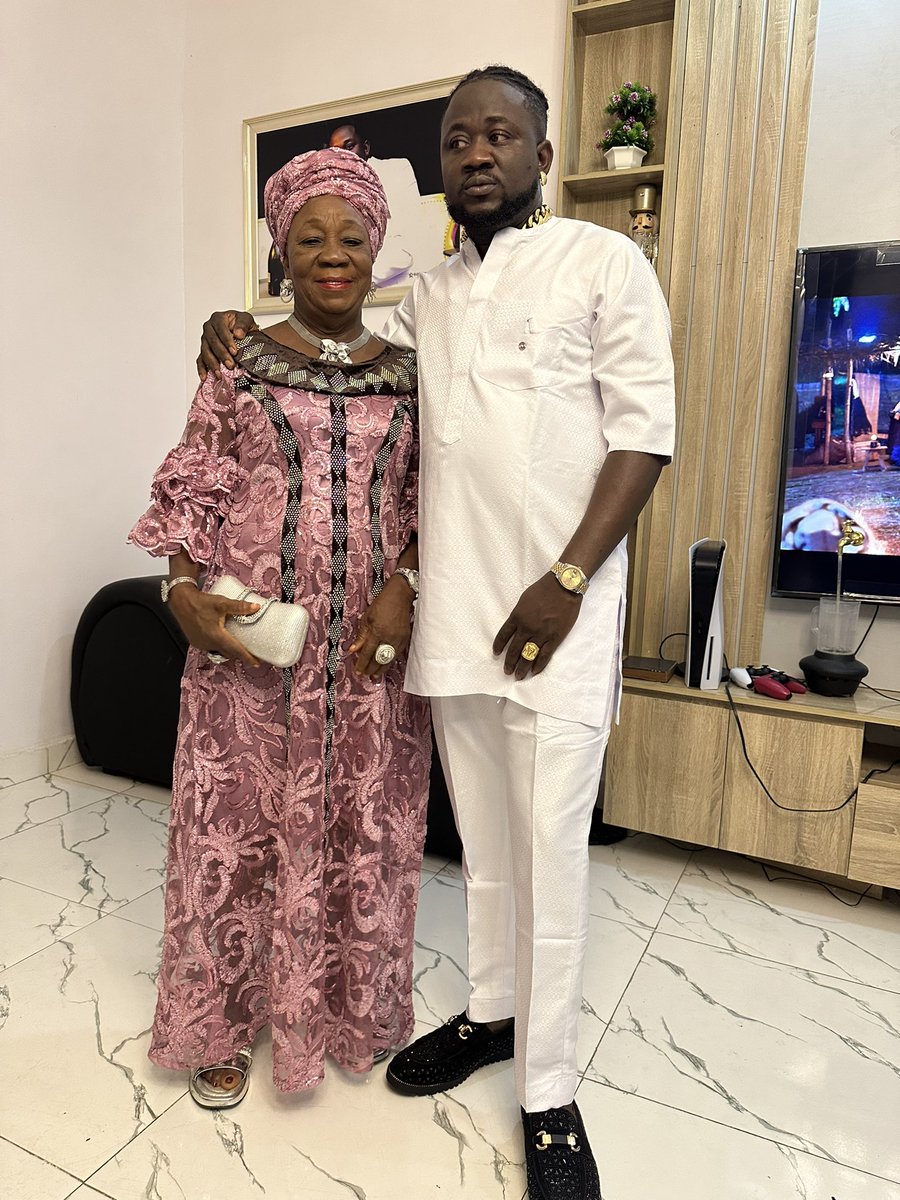 kogbagidi's tweet photo. Mom, the sunshine of my 2023 days. Ready to chase new sunsets together in 2024! 🌅 #MovingOnward https://t.co/AAYpzNe59I