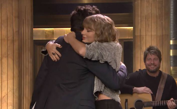 betapazulini's tweet photo. [Thread] Você sabia que existe uma história emocionante com a música “New Year’s Day” da Taylor Swift? https://t.co/o8WZXSgRDV