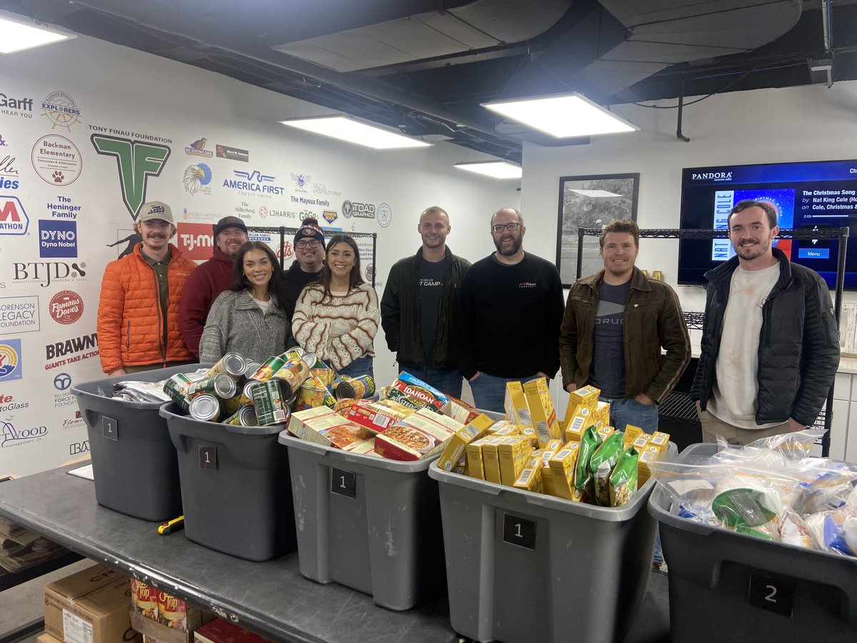Alation's tweet photo. #AlationGivesBack in the U.S.!

🧒 SLC prepared boxes of food at @Forthekidsorg for families over the 2 week break during the holidays

🎸 RWC built and donated musical instruments &amp; bikes for @dscbayarea &amp; @BGCA_Clubs https://t.co/uzypAslJEW