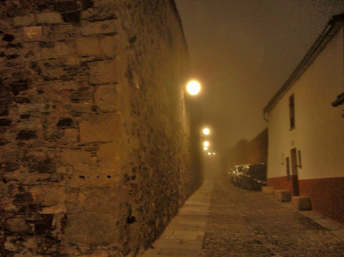 Calles de Cáceres en Navidad. Arte, niebla y patrimonio.