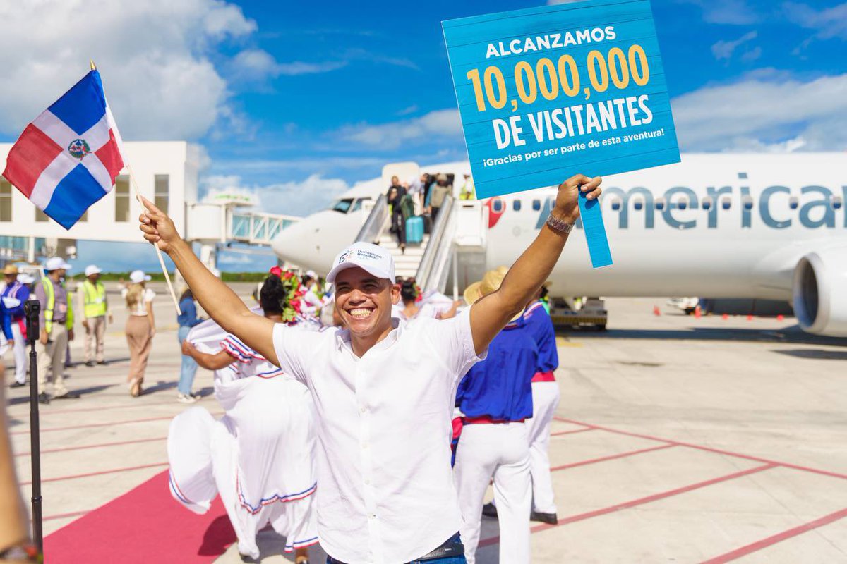 TurismoRD's tweet photo. ¡Una celebración nacional que llena de orgullo! 🎉✈️ Nos unimos en alegría y música para festejar los 10 millones de visitantes.📍Desde Punta Cana hasta Las Américas, Santiago, Taino Bay y Amber Cove.

#10MMdevisitantesRD
#10MMdeSonrisasRD #10MillonesNosVisitan https://t.co/8ynDWfMZK8