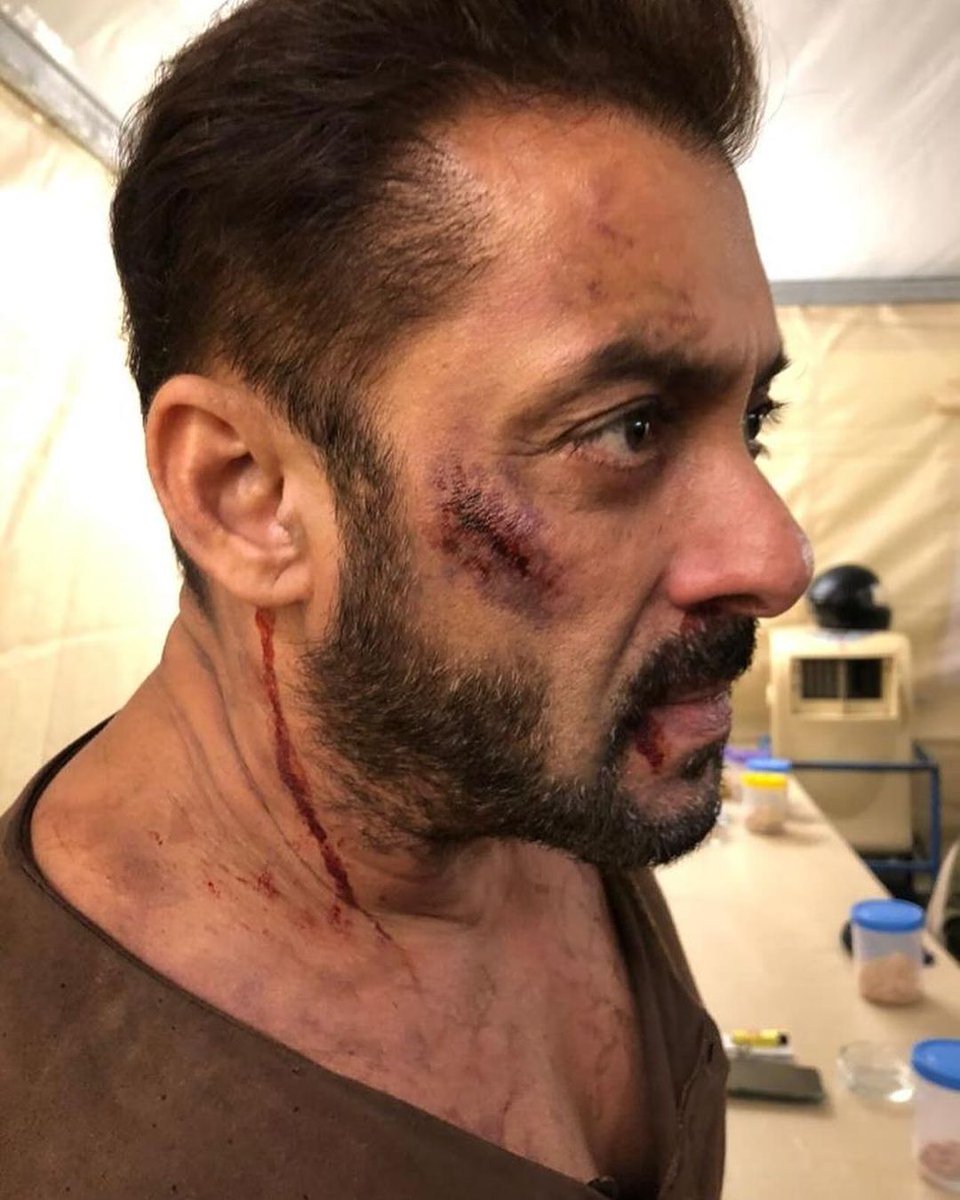 BeingDevilRaees's tweet photo. BTS Of Salman Khan During The Shooting Of #Tiger3 IDK why whenever I see these pictures I get emotional. HE GAVE HIS BEST 

#HappyBirthdaySalmanKhan https://t.co/lICBntmggp
