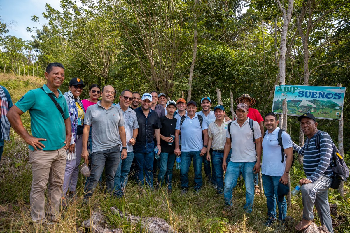 ErasmoZB's tweet photo. Modelos productivos como el que ha logrado consolidar ASPROCIG, la Asociación de pescadores campesinos indígenas y afrodescendientes para el desarrollo comunitario de la Cienaga Grande del Bajo Sinú, son realmente un ejemplo que debemos replicar no solo en Córdoba sino en el mundo. 🌎

Aquí, en este complejo cenagoso, se trabajan tres ejes: seguridad alimentaria, auto sostenibilidad energética y protección del medio ambiente, tres acciones que a su vez impactan en la reducción de la pobreza monetaria.

Ellos son la prueba de que sí puede ser productivo y conservar el medio ambiente, fomentando un estilo de vida que pone en el centro la conservación de los recursos naturales. 🌱

Funcionan como Agroecosistemas Biodiversos Familiares (ABIF), pues usan la biodiversidad que está presente en la Ciénaga Grande, los conocimientos ancestrales, la ciencia y la tecnología, para generar bienestar.

Me llamó mucho la atención el modelo de turismo comunitario, porque es una manera de cuidar el medio ambiente y generar ingresos.

Vamos a fortalecer estos modelos y buscaremos alternativas para replicarlos en otras zonas de nuestro departamento. ✅